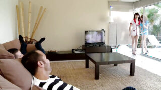 Søt amatør tenåring Myss Alessandras stramme rumpe blir knullet i intens gruppesexorgie med Xavi Tralla