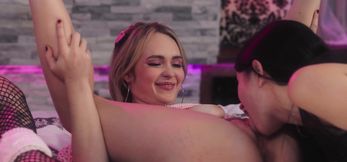 Leah & Alex Turn Their Straight Friends Lesbian
