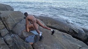 levando leite na praia .