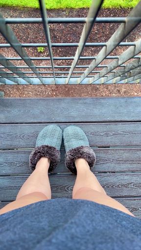 Fuzzy slippers and long legs for your Monday afternoon 🥰