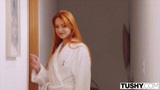 Creampie anal desordenado para la pelirroja italiana de tetas pequeñas Cerise Spice, Aline y Little Dragon por Alberto Blanco y Christian Clay