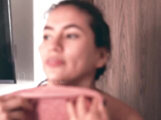 GRWM latin chick: Me levanto muy caliente, squirt mañanero mientras hago yoga
