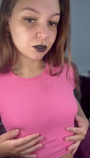 Amateur onlyfan shows off her tits
