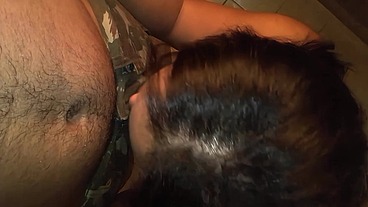 Novinho militar arrombou o cuzinho da travesti gostosa puta e ainda gozou na cara dela