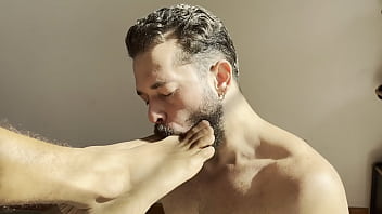 Worshipping the young master&rsquo_s foot