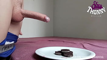 Dando leite com biscoitos para seu caf&eacute_ da manh&atilde_