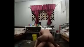 Parejas gay pasandola riko en su casa.