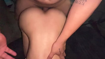 PAREJA LATINA METIENDOME LA VERGA POR EL CULO ME ENCANTA