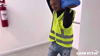 Putinho safado pediu &aacute_gua, mais tava doido na rola do entregador !!!