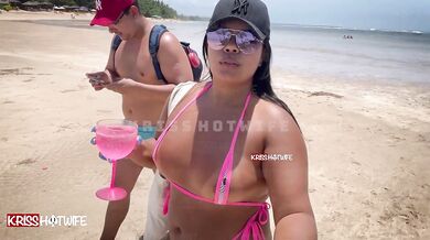 Showing off in my smallest bikini in Morro de São Paulo, pussy bouncing