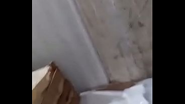 Peguei o novinho no flagra batendo punheta no estoque e ele me botou pra mamar escondido