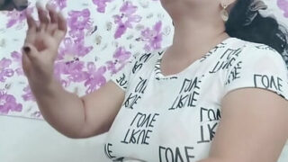 Une grosse nana suce une bite avant de la prendre profondément dans son cul.