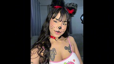 Garota fofa se masturbando gostoso.