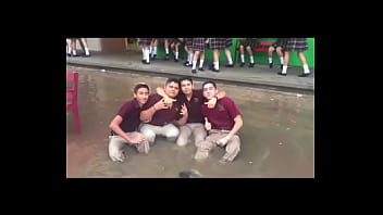 Homosapiens del CECYTE XOCHIMILCO les da la pendeja y creen que se pueden ba&ntilde_ar donde sea (pendejos en cautiverio)