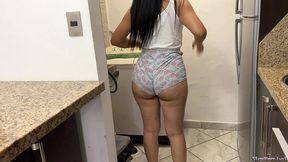 mi madrastra lavando y limpiando con su gran culo delicioso