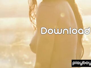 Smokin' hawt black teen Mimi Desuka stripping and unwinds on the rooftop