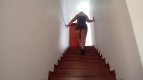 foi numa consulta medica, enquanto nao me chama ansiedade fez tocar siririca com meu salto de sapato escondido na escada