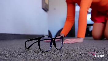 Velma tira sus anteojos por accidente y tiene un descuido, velma chupa un gran pene y despu&eacute_s es pre&ntilde_ada