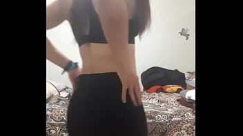 Gatita baj&aacute_ndose el pantal&oacute_n...una probadita (@gatitanovioshot)