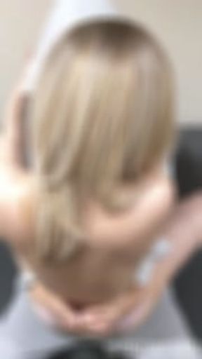 金髪ビッチギャルがピンクのエロいTバック履いたまま桃尻を揺らしハメ撮り