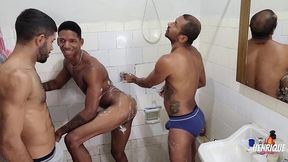 eu e meu amigo dando aquela forca na hora da depilacao pro novinho dotado