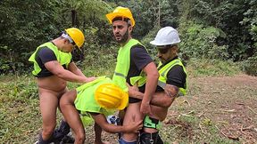 operarios fudendo o colega passivo na hora do almoco