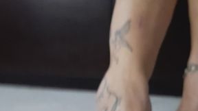 Giantess piedi nudi e due piccolo mini da maltrattare ed umiliare