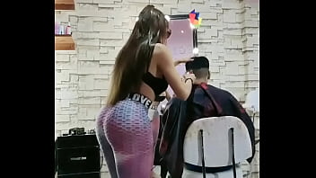 CORTE DE CABELLO DE CLIENTE EN ESTETICA TERMINA EN SEXO