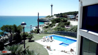 Bryan Da Ferro wali w ciasny tyłek biuściastej blondynki na zewnątrz przy basenie po jej niedbałym fellatio