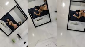 nue dans le miroir