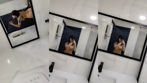 nue dans le miroir