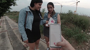Juego caliente entre amigas lesbianas y cachondas que van a un baño publico de un centro comercial conocido en Cúcuta para poder tener sexo con la adrenalina de ser descubiertas - Porno En Español