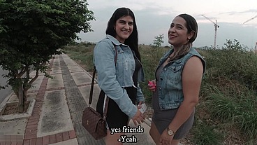 Juego caliente entre amigas lesbianas y cachondas que van a un baño publico de un centro comercial conocido en Cúcuta para poder tener sexo con la adrenalina de ser descubiertas - Porno En Español