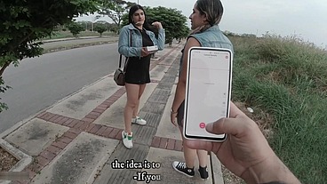Juego caliente entre amigas lesbianas y cachondas que van a un baño publico de un centro comercial conocido en Cúcuta para poder tener sexo con la adrenalina de ser descubiertas - Porno En Español
