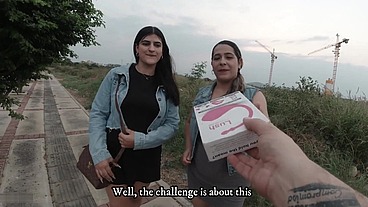 Juego caliente entre amigas lesbianas y cachondas que van a un baño publico de un centro comercial conocido en Cúcuta para poder tener sexo con la adrenalina de ser descubiertas - Porno En Español