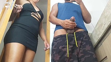 Peguei meu amigo batendo uma no banheiro vendo um vídeo meu,e não resistir e pedir pra ele meter aquele pau grosso e duro na minha buceta até gozar