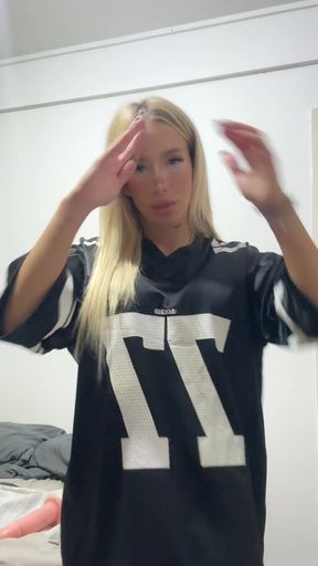 Hotty babe shows off her onlyfans content