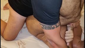 Comendo o rabo do vizinho tatuado