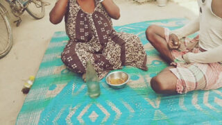 Hausgemachter Handjob von einer Latina-Hausfrau mit großen Brüsten und riesigen Brustwarzen vor dem Analverkehr