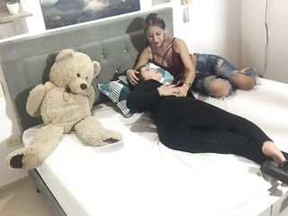 Mi madrastra me enseña a tener sexo lesbico.
