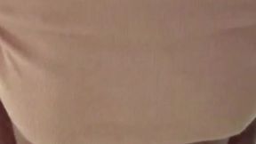 This pregnant woman knows how to seduce with her beautiful pussy