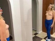 Милая сквиртует и мастурбирует, лежит в моче на зеркале
