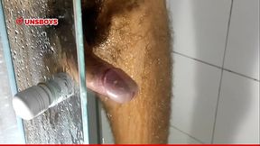 Garoto magrinho gostoso, batendo uma punheta e gozando gostoso