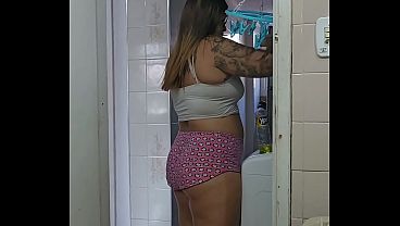 Limpando a casa de shortinho mostrando a raba