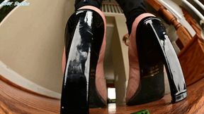 Sexy Rican unaware shoeplay! - MOV