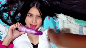 Chica traviesa gime mientras estira su coño con un juguete resbaladizo