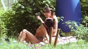 ”Mia und Sara treiben es im Grünen”