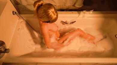 Soapy blonde teen squirts all over her big ass in the bathtub