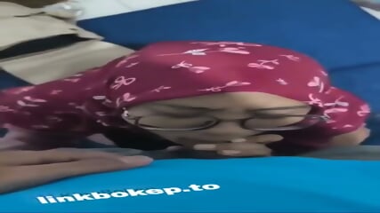 Kompilasi mahasiswi berhijab kulum kontol pacar dikampus