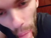 Chłopak ssie dildo